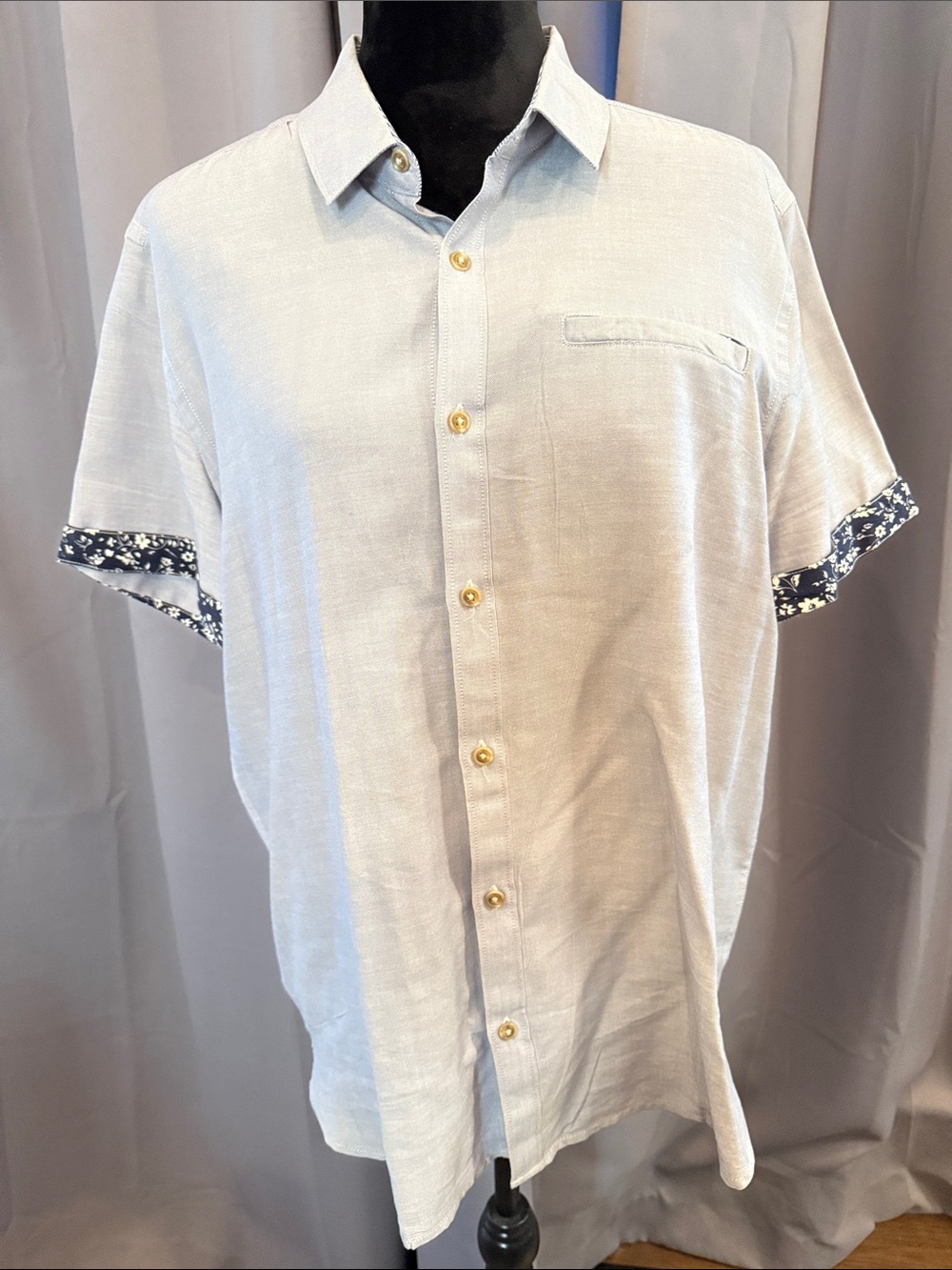 Guess Light Gray Short-Sleeve Button-Down Shirt with Floral Trim